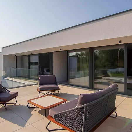 #1 度假居 罗维尼村